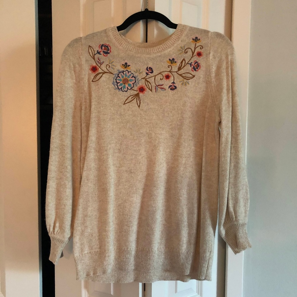 FLORAL EMBROIDERED SWEATER